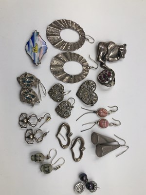 Lot 27 - A collection of unhallmarked silver jewellery-...