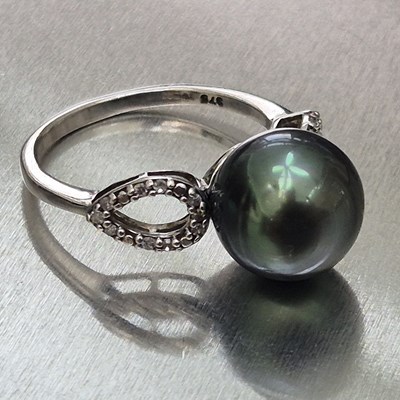Lot 71 - A 9ct hallmarked white gold cultured pearl and...