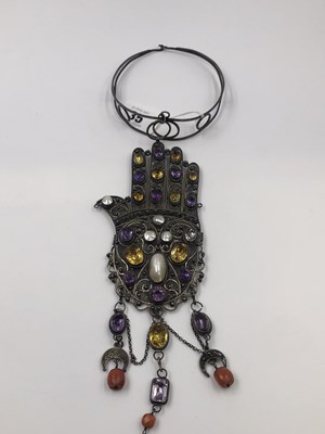 Lot 35 - A large gemset Hamza hand-style chocker/collar...