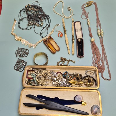 Lot 44 - Antique and later jewellery- wedding cake...