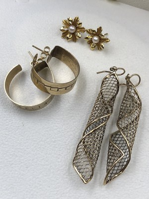 Lot 47 - Three pairs of vintage, unhallmarked gold...