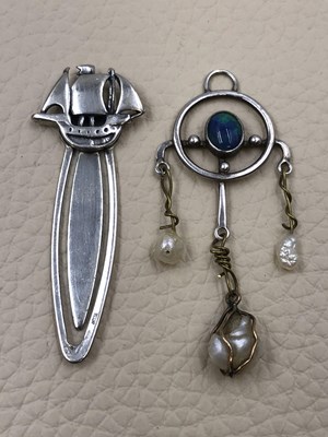 Lot 51 - A hallmarked silver opal set pendant with...