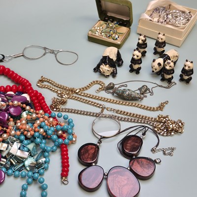 Lot 59 - Jewellery and collectables- a pair of 9ct...