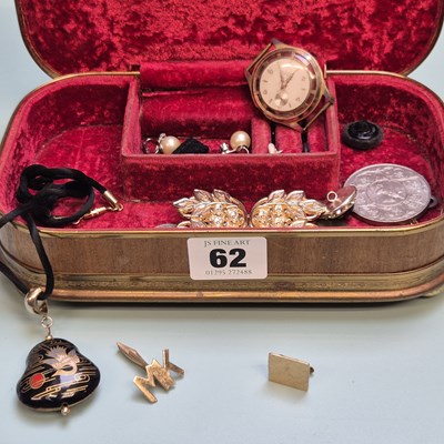 Lot 62 - A single cufflink, initial MK, stamped 10k,...