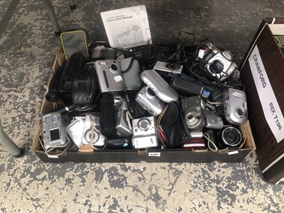 Lot 590 - A large collection of cameras