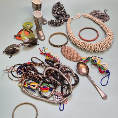 Lot 66 - Jewellery and collectables- beads, bangles,...