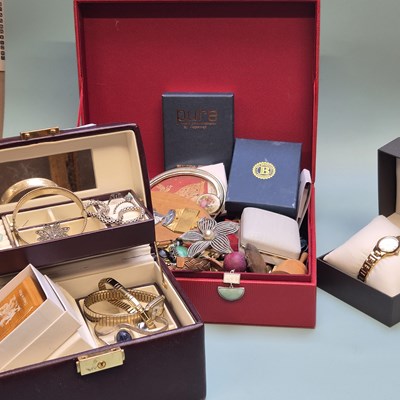 Lot 68 - A collection of silver, watches and costume...