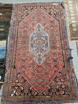 Lot 653 - A Persian Hamadan rug. 185 x 105cms