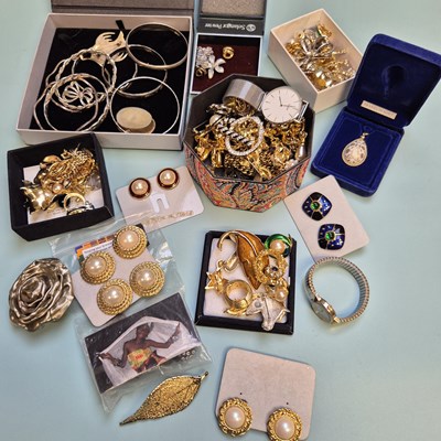 Lot 75 - A collection of costume jewellery including a...