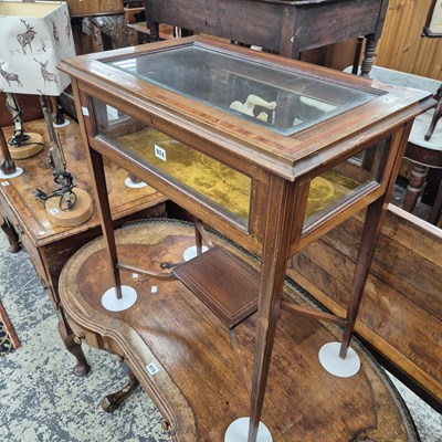 Lot 974 - A bijouterrie table.