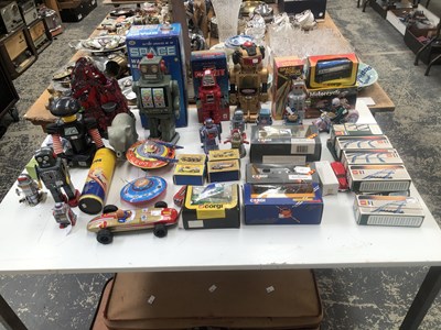 Lot 994a - Toy robots, space craft, a clockwork...
