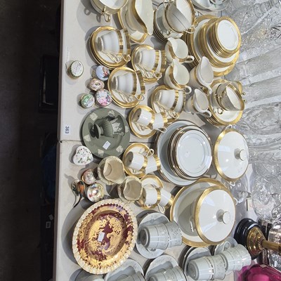 Lot 363 - A Wedgwood Ascot gilt bordered dinner service,...