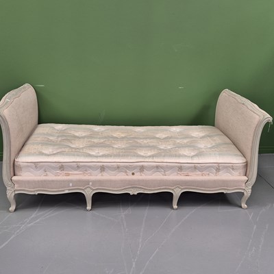 Lot 449 - A carved French Louis XV style daybed. H 87 W...