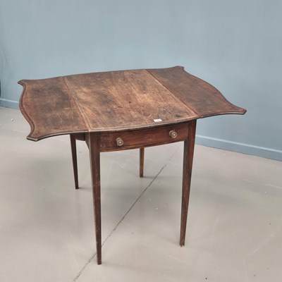 Lot 1391 - A Georgian mahogany-shaped top Pembroke table...