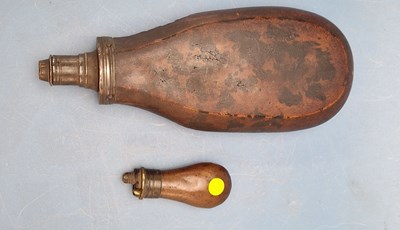 Lot 1788 - A Georgian gunpowder flask with adjustable...