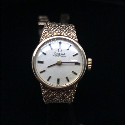 Lot 1238 - A 9ct hallmarked gold yellow ladies' Omega...