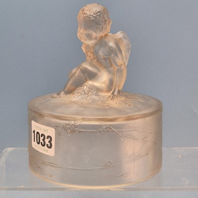 Lot 1033 - A rare Rene Lalique "Armour Assis" Powder box...