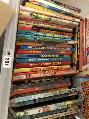 Lot 291 - A collection of late 20th century Beano, Dandy,...