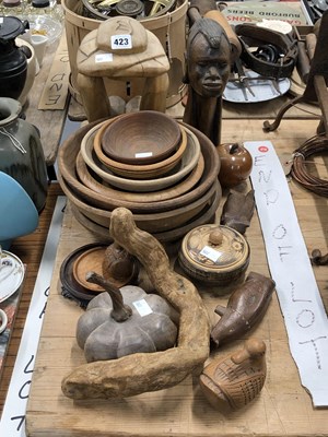 Lot 423 - Treen bowls, animal and fruit carvings
