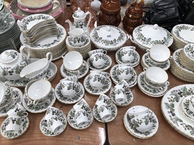 Lot 530 - A Worcester Lavinia pattern dinner set,...