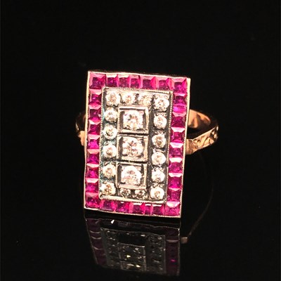 Lot 178 - An Art Deco style rectangular panel ring set...