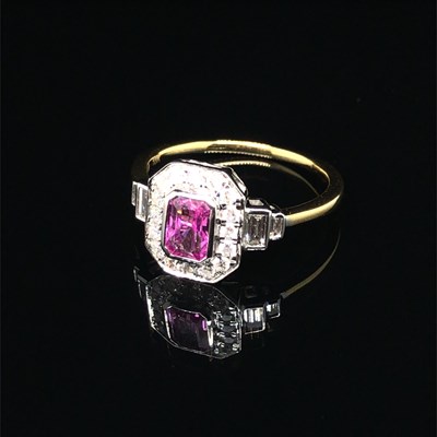 Lot 179 - An 18ct hallmarked yellow and white gold Art...