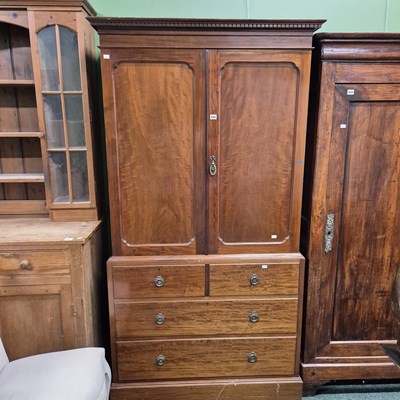 Lot 660 - An early 20th century mahogany linen press