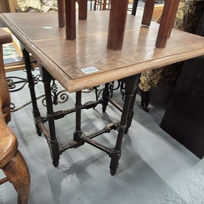 Lot 1123 - An oak drop leaf small table