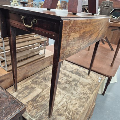 Lot 1029 - A small Georgian drop leaf table