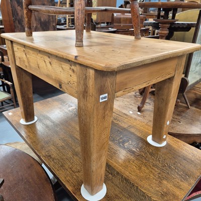 Lot 1048 - A pine coffee table