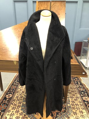 Lot 146 - Clothing - A Max Mara black jacket with a...