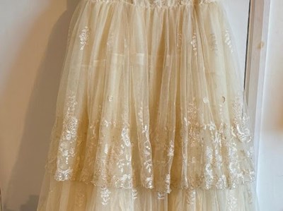 Lot 109 - Vintage lace wedding dress, size 12 Fashion...
