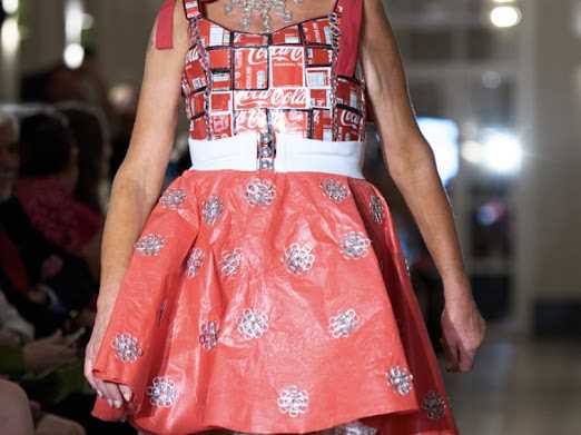 Lot 124 - Classic refresh This dress is a...