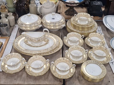 Lot 728 - A Wedgwood gilt bordered dinner set