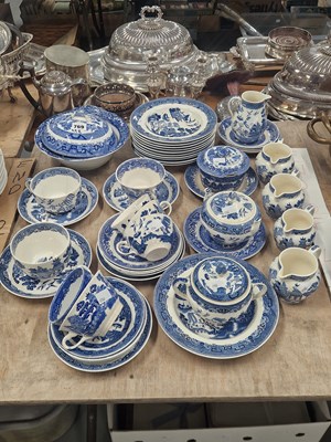 Lot 769 - A collection of willow pattern wares by...