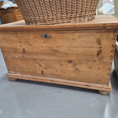 Lot 154 - A large pine blanket box. H 56 W 98 D 54cm