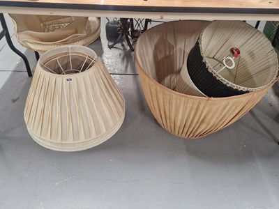 Lot 928 - A collection of textile light shades