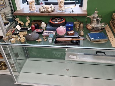Lot 985H - Inlaid stone and other boxes, sea shells, a...