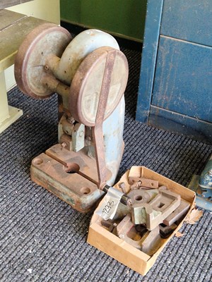 Lot 1273 - A vintage hand cranked toggle press
