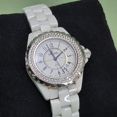 Lot 1006 - Chanel. A J12 33mm white ceramic ladies'...
