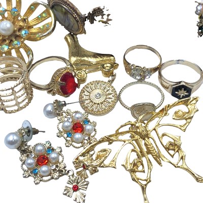 Lot 1019 - A collection of mostly modern, with some...