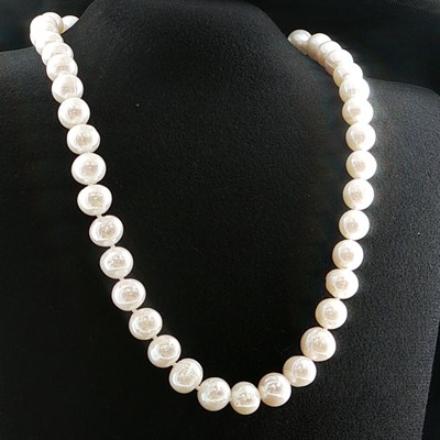Lot 1046 - An 18" white cultured pearl necklace with a...
