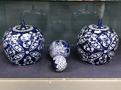 Lot 635 - A pair of Chinese blue and white jars and...