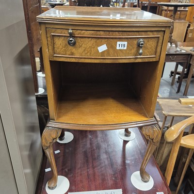 Lot 115 - A walnut bedside cabinet H 73 W 41 D 38cm