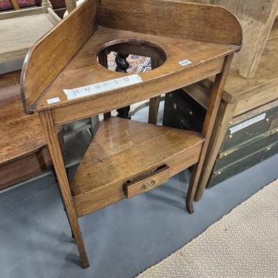 Lot 127 - An oak corner washstand H 96 W 65 D 37cm