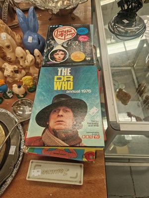 Lot 823 - 1970s Dr Who annuals, other children's and...