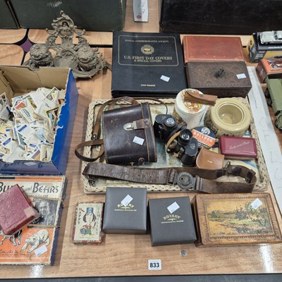Lot 833 - Collectables to include tea cards, binoculars,...