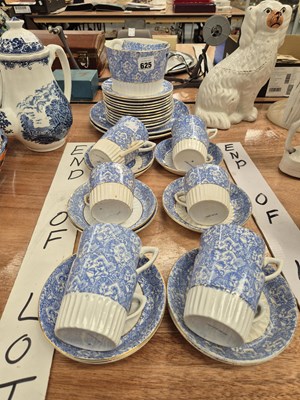 Lot 625 - An English blue and white tea set