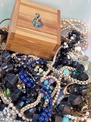 Lot 1198 - Jewellery and watches to include Seiko,...