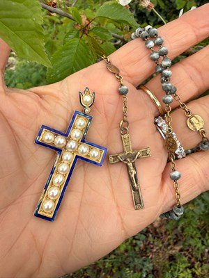 Lot 119 - An antique gold enamel and pearl set cross...